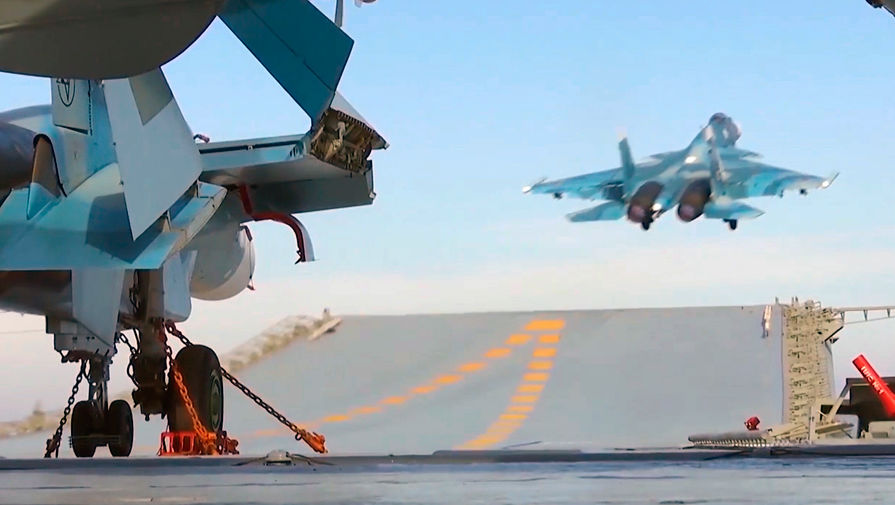Корабельный истребитель Су-33 ВКС РФ во время взлета с палубы тяжелого авианесущего крейсера «Адмирал Кузнецов»
