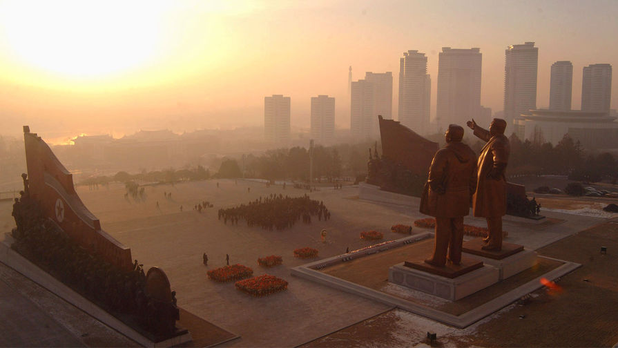 Статуи Ким Чен Ира и его отца Ким Ир Сена в&nbsp;Пхеньяне, 2014 год