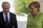 Президент России Владимир Путин и канцлер ФРГ Ангела Меркель во время встречи в Сочи, 2 мая 2017 года