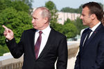Президент России Владимир Путин и президент Франции Эмманюэль Макрон во время встречи в Константиновском дворце на полях Петербургского международного экономического форума, 24 мая 2018 года