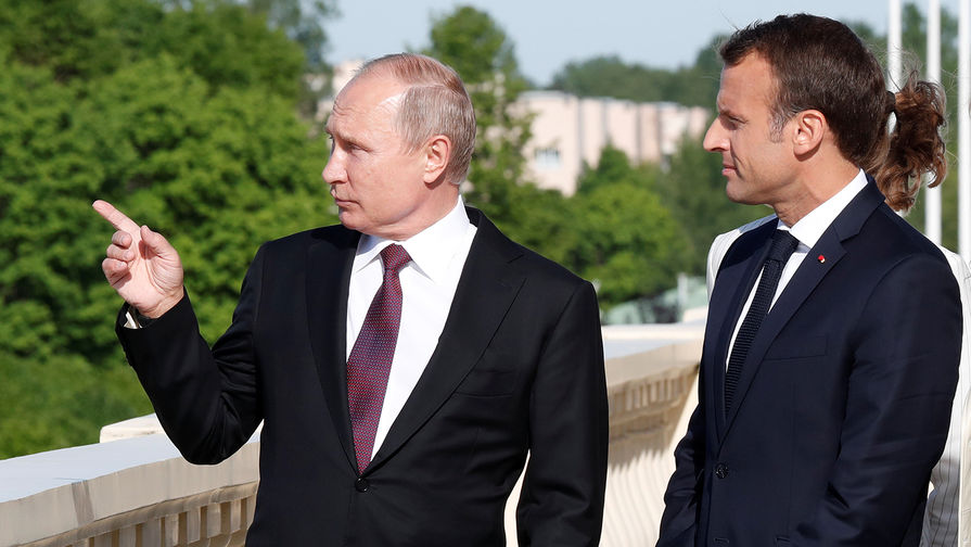 Президент России Владимир Путин и президент Франции Эмманюэль Макрон во время встречи в Константиновском дворце на полях Петербургского международного экономического форума, 24 мая 2018 года