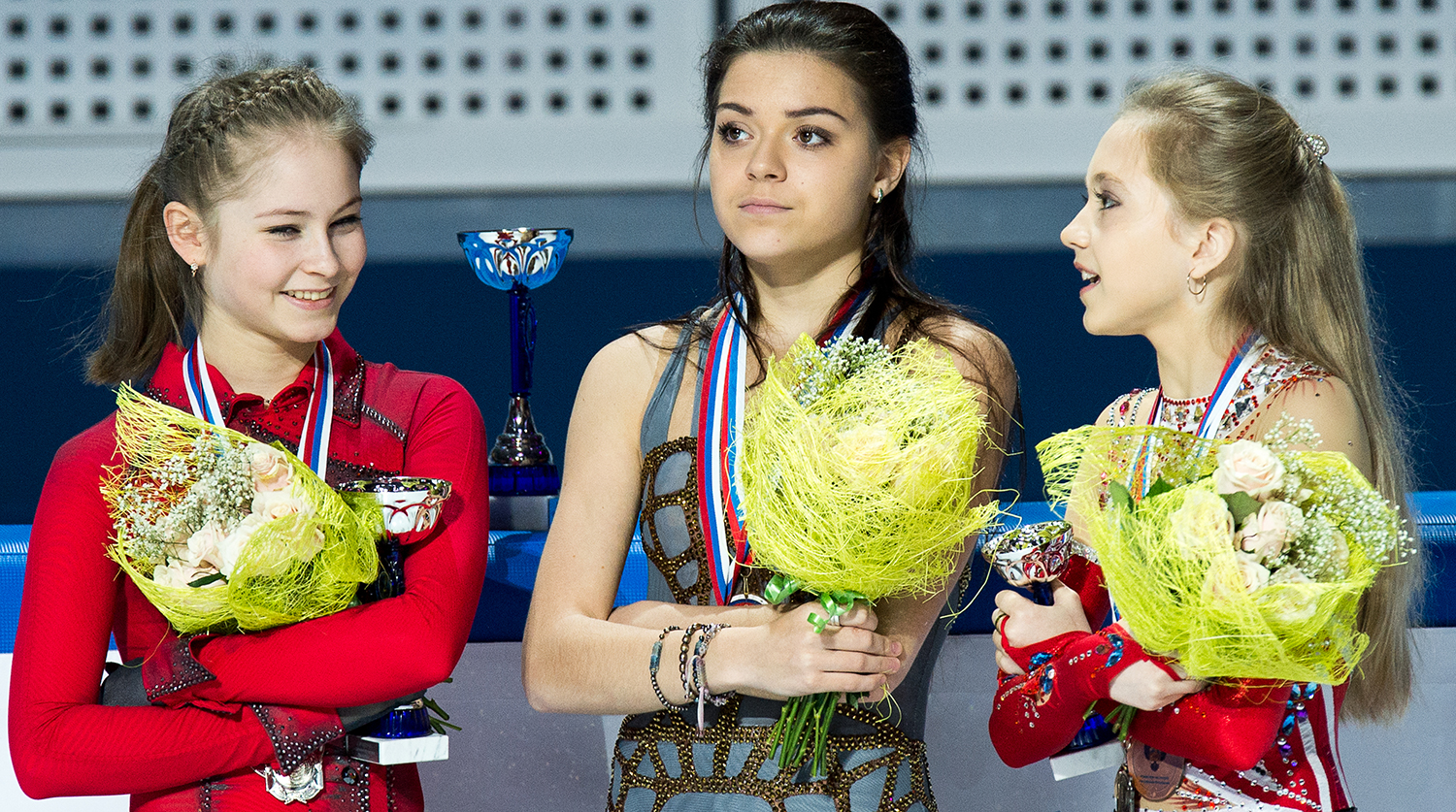 Призеры чемпионата России по фигурному катанию в Сочи в женском одиночном катании на церемонии награждения, 2013 год<br><br>Юлия Липницкая с серебром, Аделина Сотникова с золотом, и Елена Радионова с бронзой