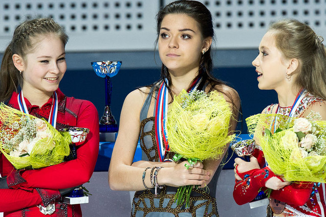 Призеры чемпионата России по фигурному катанию в Сочи в женском одиночном катании на церемонии награждения, 2013 год<br><br>Юлия Липницкая с серебром, Аделина Сотникова с золотом, и Елена Радионова с бронзой