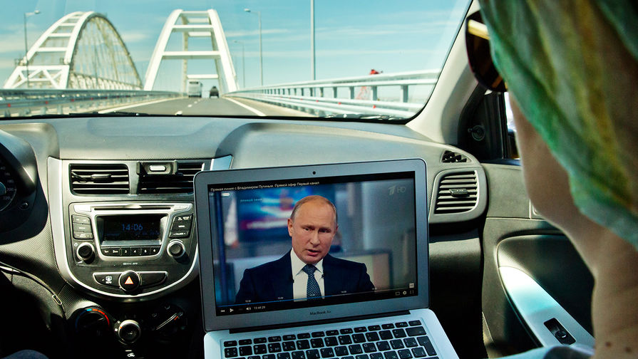 Во время трансляции «прямой линии» с президентом России Владимиром Путиным в Москве, 7 июня 2018 года