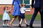  Принц Уильям и Кейт, герцогиня Кембриджская со своими детьми принцем Джорджем, принцессой Шарлоттой, 19 июля 2017 года