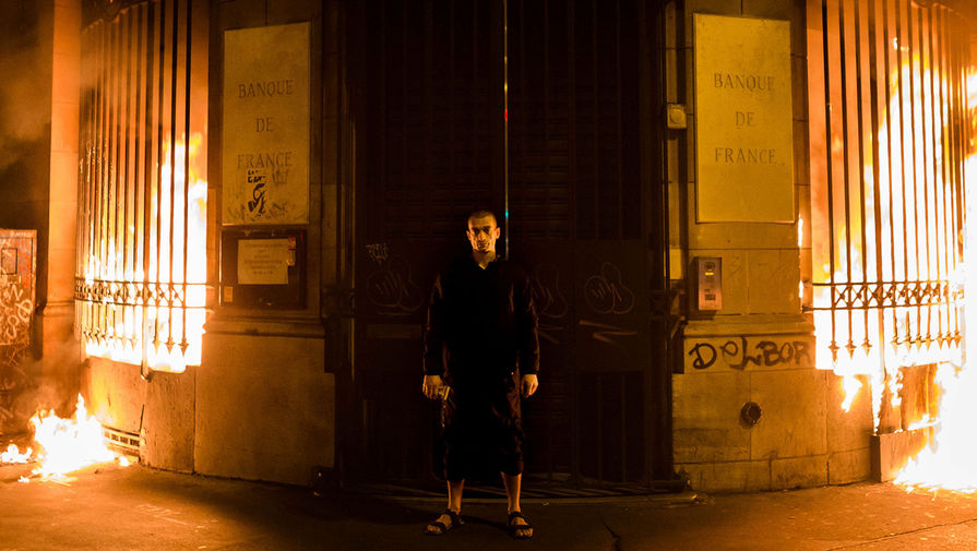 Петр Павленский во время перформанса у дверей Банка Франции в Париже, 2017 год