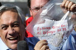 Президент Чили Себастьян Пиньера держит записку от шахтеров, на которой написано «У нас в убежище все в порядке, 33 шахтера», 22 августа 2010 года

