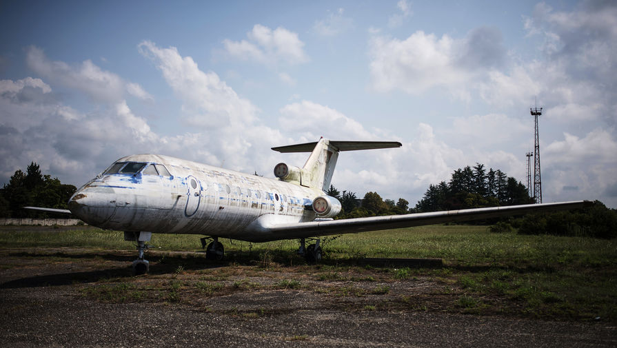 Летевший в Ленск Як-40 вынужденно сел в Мирном