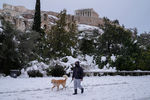 Во время снегопада в Афинах, Греция, 25 января 2022 года