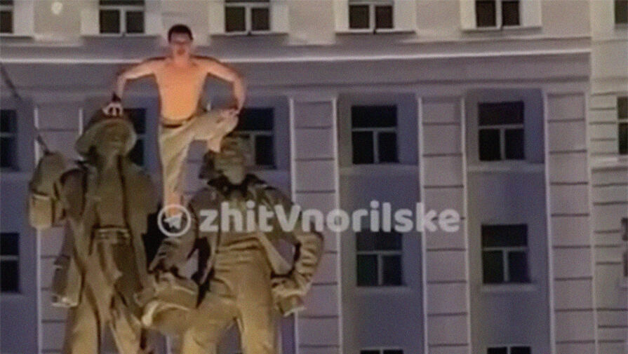 В Норильске мужчина залез на памятник металлургам и матом требовал отгул