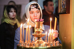 Прихожанка во время праздничного богослужения по случаю Рождества Христова в храме Архангела Михаила, Грозный, 7 января 2024 года