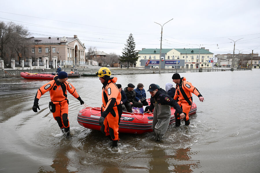 Сотрудники МЧС РФ эвакуируют жителей города в ходе ликвидации последствий прорыва дамбы в Орске, 8 апреля 2024 года