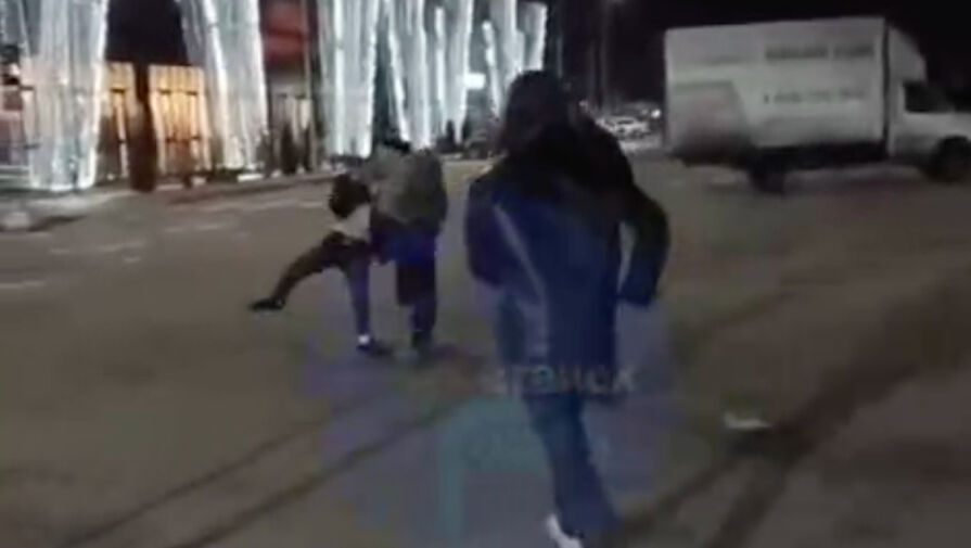 Спрячь его: драка с полуголым ростовчанином на парковке попала на видео