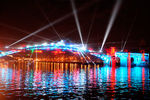 Световое шоу на Андреевском мосту во время церемонии открытия Московского международного фестиваля «Круг света»