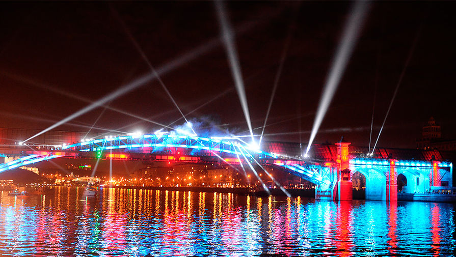 Световое шоу на&nbsp;Андреевском мосту во время церемонии открытия Московского международного фестиваля &laquo;Круг света&raquo;