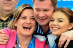 Елена Исинбаева, Алексей Немов и Алина Кабаева (слева направо) во время соревнований по шорт-треку среди женщин на XXII зимних Олимпийских играх в Сочи, 2014 год