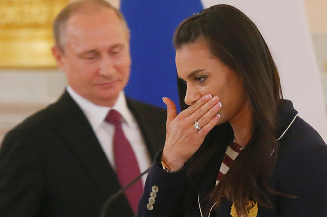 Владимир Путин и Елена Исинбаева во время встречи президента РФ с российской олимпийской сборной в Александровском зале Большого Кремлевского дворца
