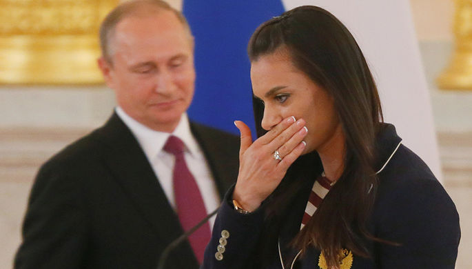 Владимир Путин и Елена Исинбаева во время встречи президента РФ с российской олимпийской сборной в...