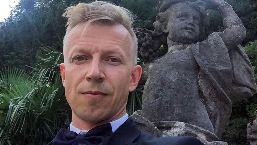 В 2011 году Комолов вернулся на радио «Европа+», где стал ведущим вечернего шоу «РАШ» вместе с Леной Абитаевой. С 2021 года он также ведет программу «Игра в слова» на телеканале «Мир»