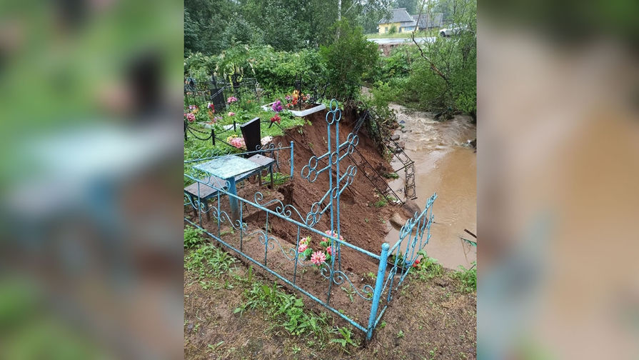 В Новгородской области ливни смыли часть кладбища