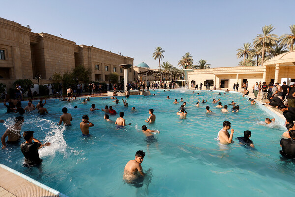 Протестующие купаются в&nbsp;бассейне на&nbsp;территории Республиканского дворца в&nbsp;Багдаде, Ирак, 29&nbsp;августа 2022&nbsp;года