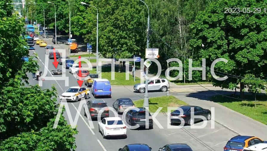 На юго-западе Москвы столкнулись такси и мотоцикл