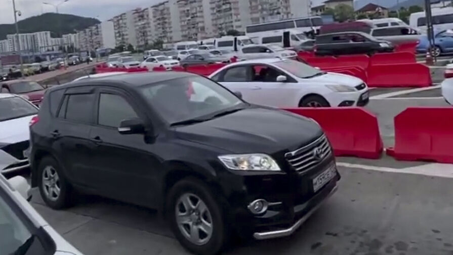 Автомобилисты выстроились в очередь на пропускном пункте в Абхазию
