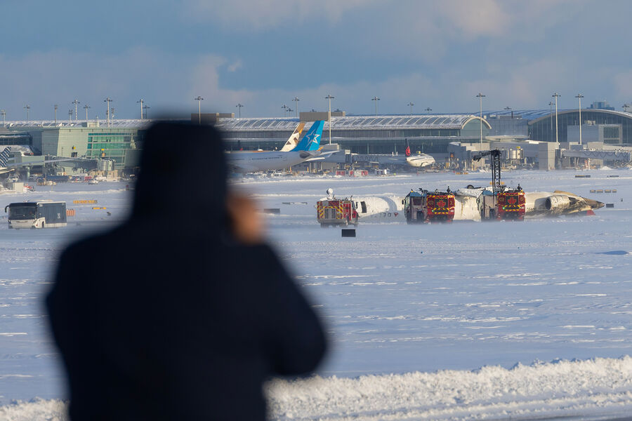 На&nbsp;месте крушения самолета Bombardier CRJ-900 авиакомпании Delta Air Lines в&nbsp;международном аэропорту Пирсон в&nbsp;Торонто, Канада, 17&nbsp;февраля 2025&nbsp;года