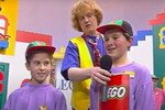 <b>«Лего-го!» (1995–2001)</b>
<br><br>
Отличный пример очевидно маркетингового проекта, которых в 90-е на отечественном ТВ было немало. «Лего-го!», позднее получившее достаточно дикое название «КБ-Легонавт», представляло собой детское шоу, где приглашенные школьники выполняли различные задания, которые были связаны с продукцией «Лего»: собирали на скорость огромную башню из больших кирпичиков — или же пытались угадать число деталей в конкретном наборе. Главным призом передачи являлась поездка в датский «Леголенд» в каникулы.