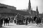 Народное гулянье на Красной площади в честь победы в Великой Отечественной войне, 9 мая 1945 года