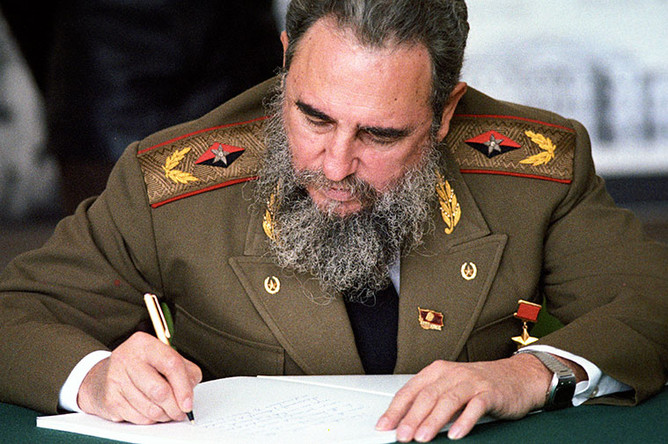Фидель Кастро делает запись в Книге почетных гостей Главного архитектурно-планировочного управления Москвы, 1986 год