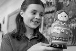 Американская школьница Саманта Смит с русской матрешкой — подарком музея игрушки в Сергиевом Посаде (Загорске), июль 1983 года