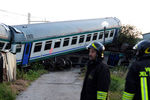 Последствия крушения поезда в районе города Калузо провинции Турин на севере Италии, 24 мая 2018 года