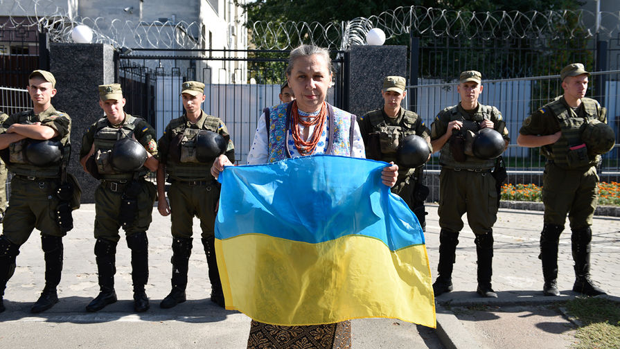 Гражданка Украины у посольства России в Киеве, 2016 год