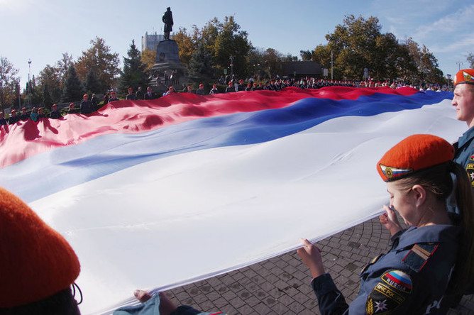 Участники акции «Флаг моего государства» в честь Дня народного единства в Севастополе, 4 ноября 2018 года