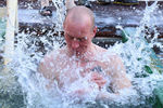 Мужчина во время крещенских купаний на озере Верхнее в городском парке культуры и отдыха имени Ю.А. Гагарина, Южно-Сахалинск, 19 января 2019 года