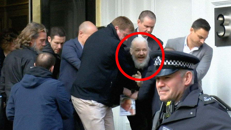 Во время задержания основателя WikiLeaks Джулиана Ассанжа около посольства Эквадора в Лондоне, 11 апреля 2019 года. Кадр из видео