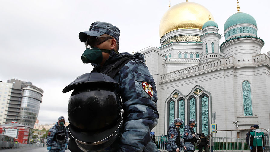 Сотрудники полиции около&nbsp;Московской соборной мечети во время праздника Ураза-байрам, 24 мая 2020 года