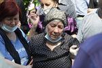 Мать Сергея Захарова, погибшего в результате ДТП с участием актера Михаила Ефремова, во время похорон в селе Кузьминское в Рязанской области, 11 июня 2020 года