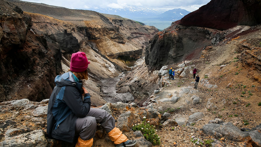 Туристы у реки Вулканная в каньоне Опасный у подножья Мутновского вулкана на территории природного парка «Вулканы Камчатки», июль 2020 года