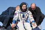 Актриса Юлия Пересильд после посадки спускаемого аппарата транспортного пилотируемого корабля «Союз МС-18», 17 октября 2021 года
