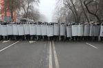 Сотрудники правоохранительных органов во время акции протестов в Алматы, Казахстан, 5 января 2022 года