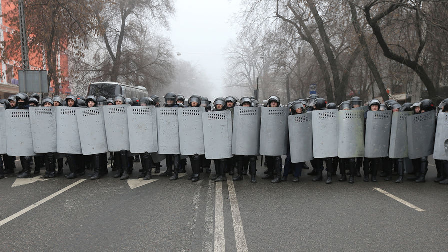 Участники протестов пытаются прорваться в старую резиденцию президента в Алма-Ате
