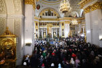 Верующие на Рождественском богослужении в соборе Казанской иконы Божией Матери в Казани