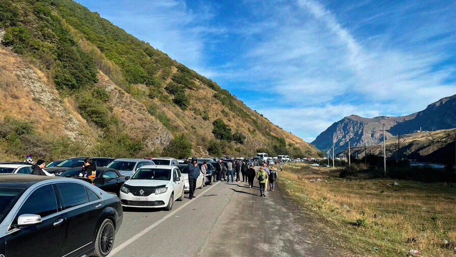 Движение на КПП Верхний Ларс на границе с Грузией временно приостановлено