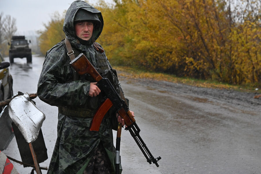 Военнослужащий Народной милиции ЛНР на блокпосту в Харьковской области, октябрь 2022 года