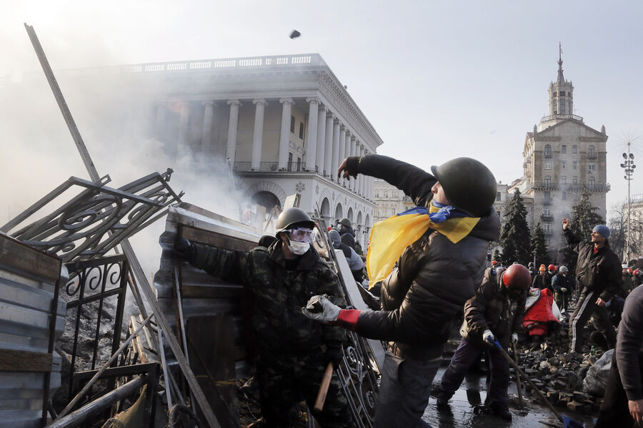 Протестующий во время столкновений с полицией на Площади Независимости в Киеве, Украина, 2014 год