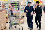 Казаки во время рейда по выявлению санкционных товаров в гипермаркете «Ашан»