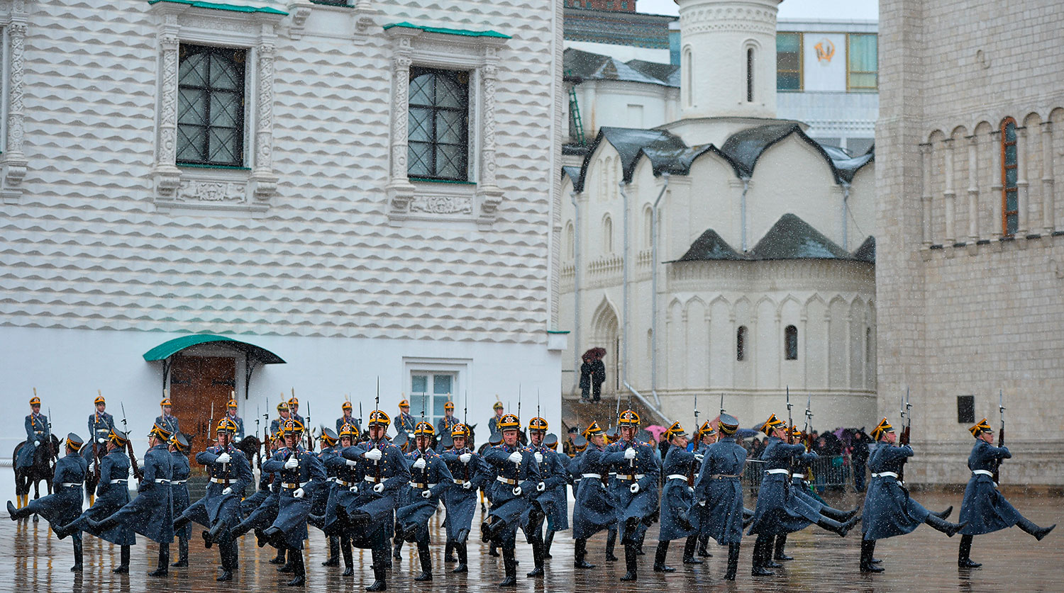 Военнослужащие Президентского полка во время церемонии развода пеших и конных караулов на Соборной площади Московского Кремля
