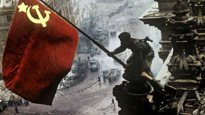 Знамя Победы над зданием Рейхстага в Берлине, 1945 год